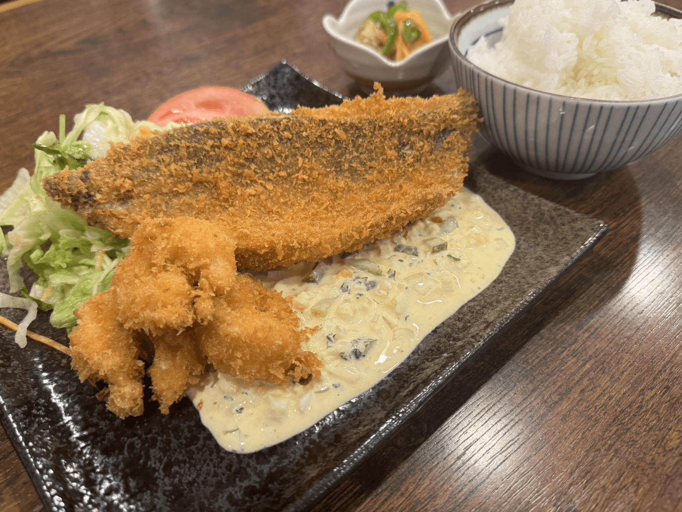 厨房で調理するスタッフ